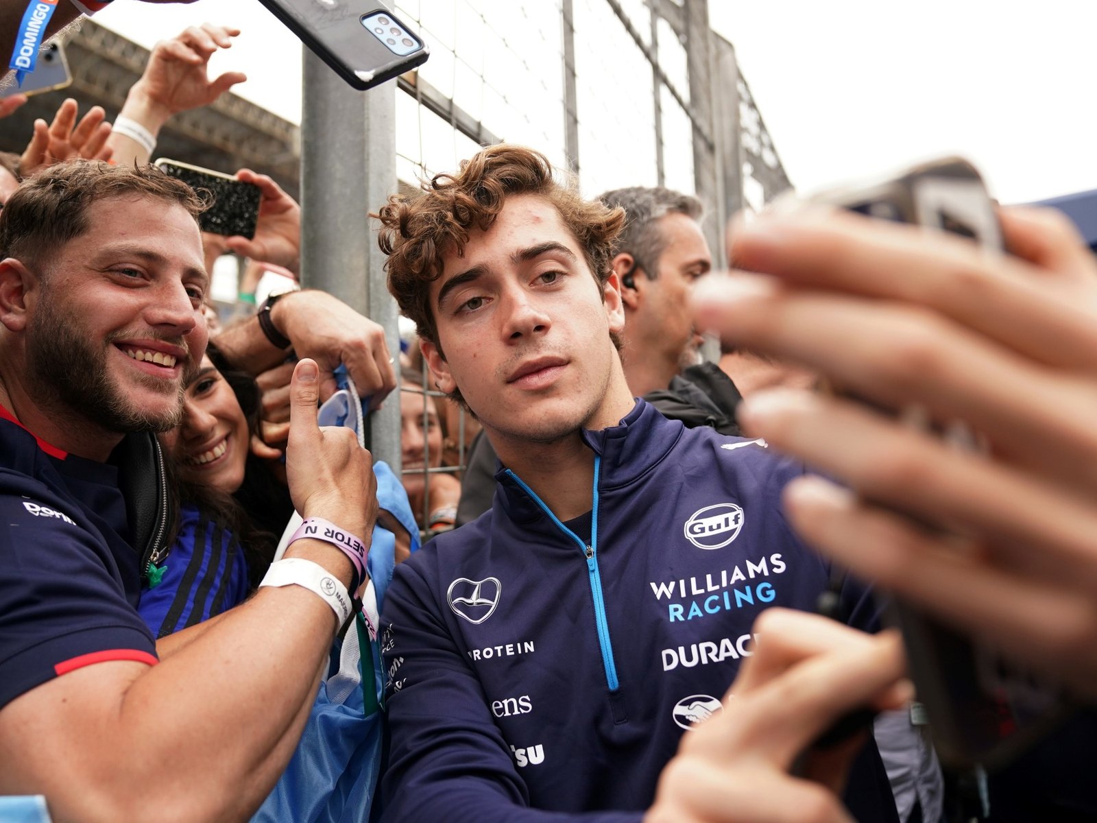 la cláusula de Alex Albon que le abriría las puertas de Red Bull tras la salida de Checo Pérez