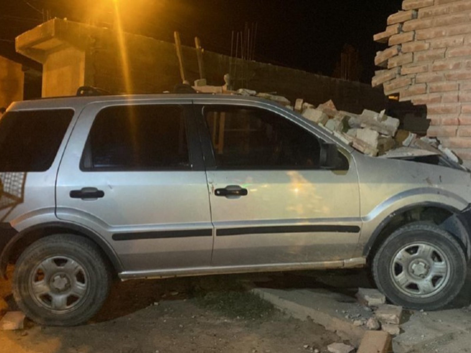 la mujer escapó corriendo y el hombre terminó internado