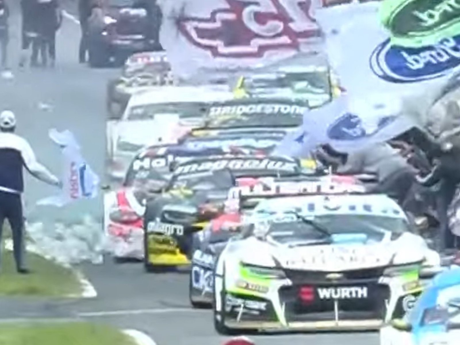 le tiraron papelitos al auto de Mariano Werner y Julián Santero es campeón por primera vez