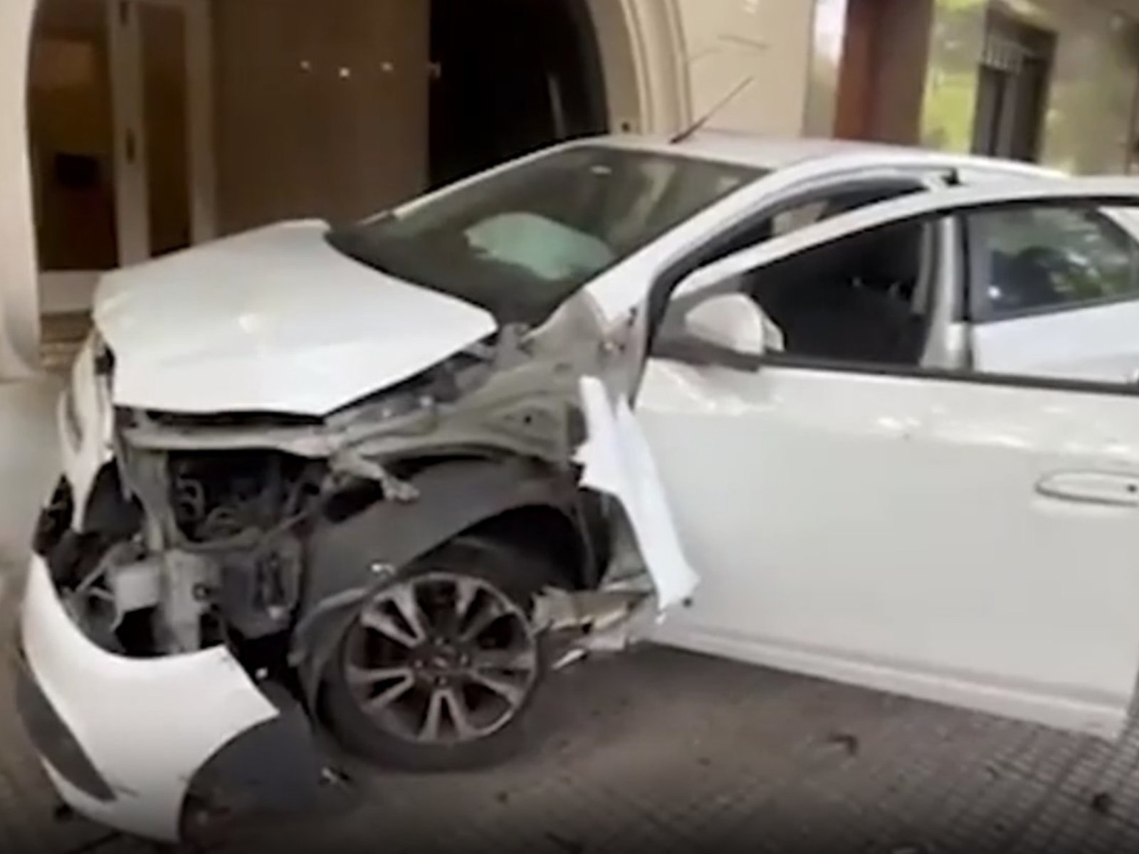 manejaba alcoholizado, chocó a dos autos y terminó incrustado en un edificio de avenida Libertador