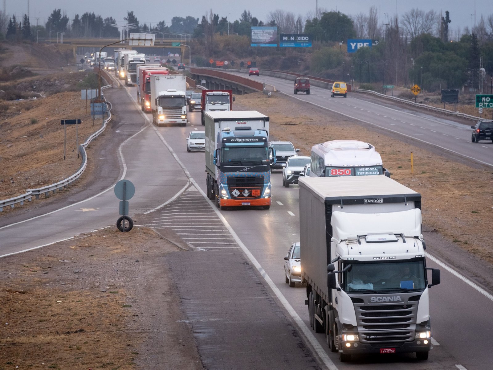 más de 10 horas de demora para cruzar al paso Cristo Redentor y autos que avanzan a 1 km/h