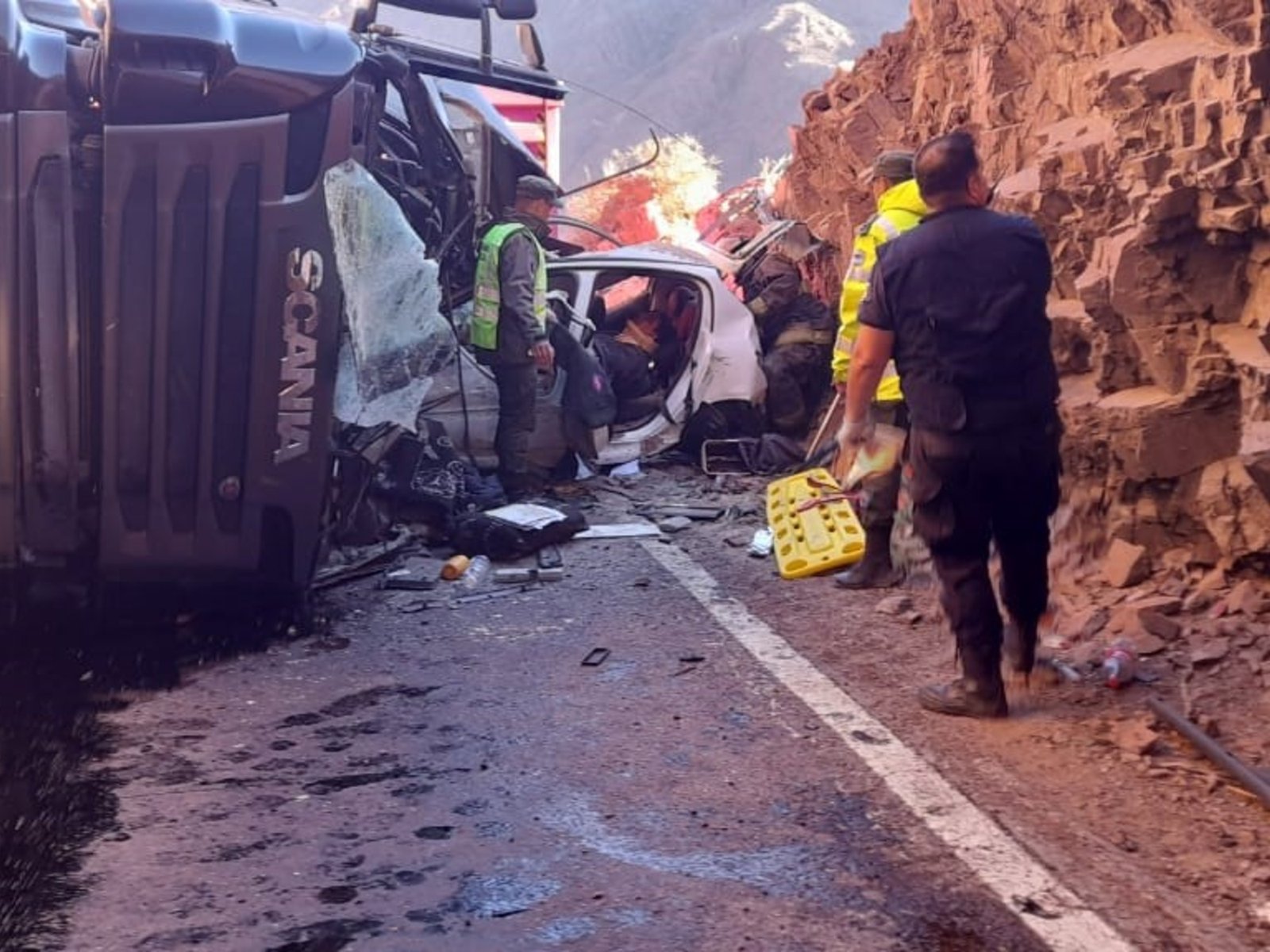 murió un chofer al volcar con su camión en la ruta y aplastar a un auto donde viajaba una familia que quedó atrapada