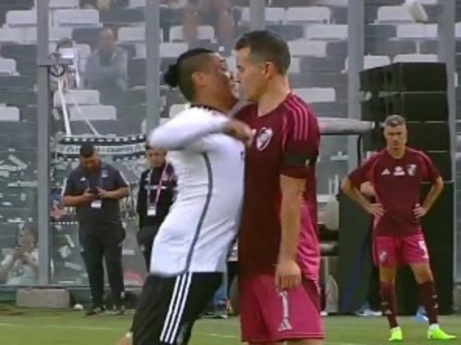 no le gustó una patada del chileno Meléndez y casi se van a las manos