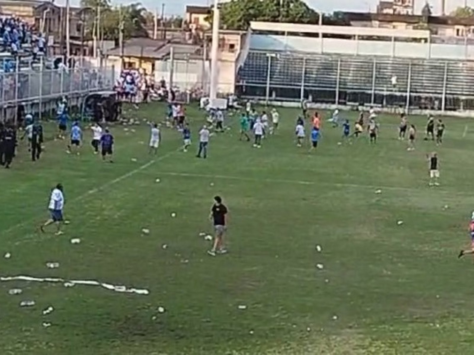 pedradas, sangre y cacería de jugadores en San Miguel de Tucumán