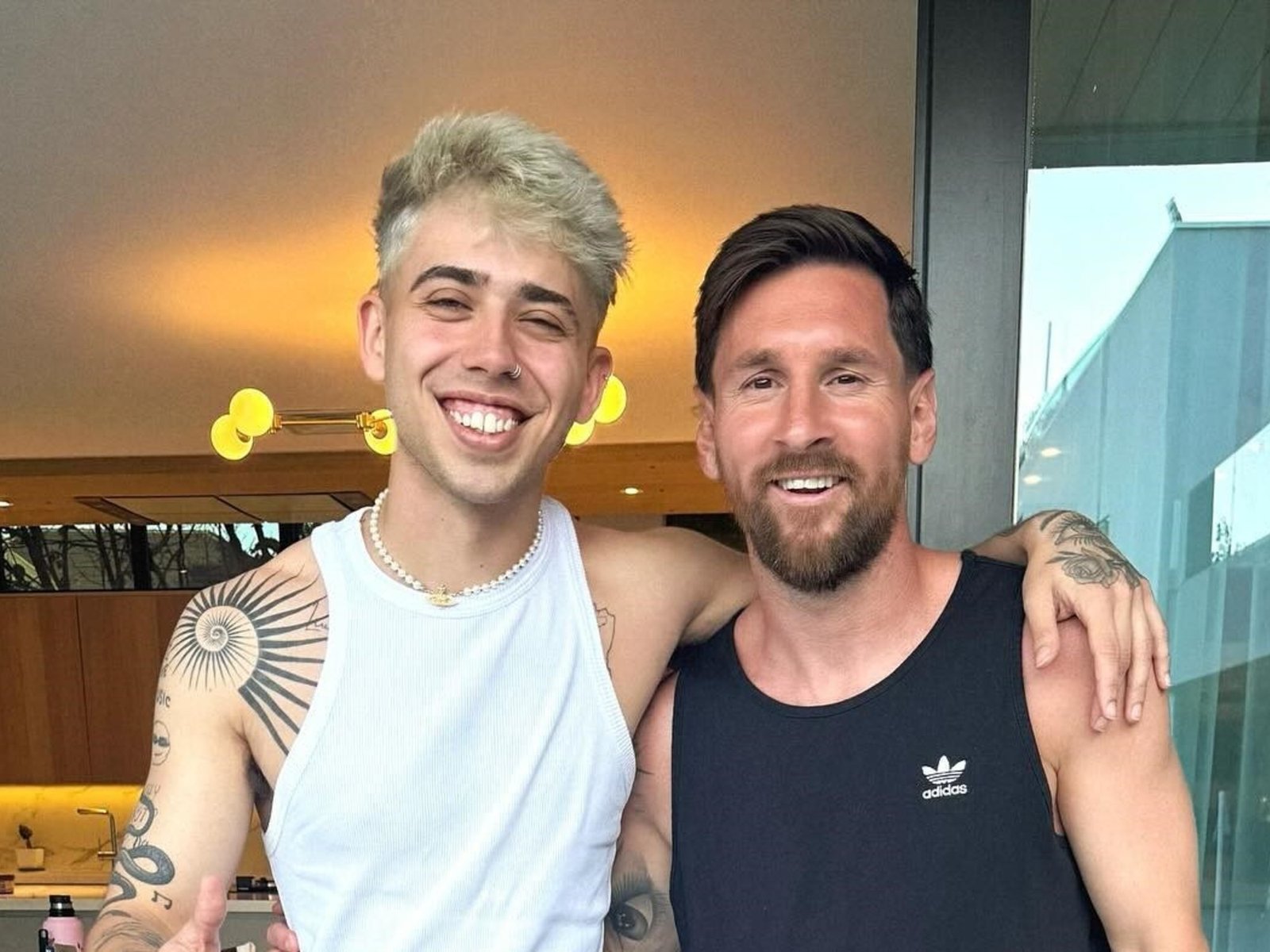 recibió a Luck Ra en su casa de Rosario y el cantante le dedicó el verso de una canción