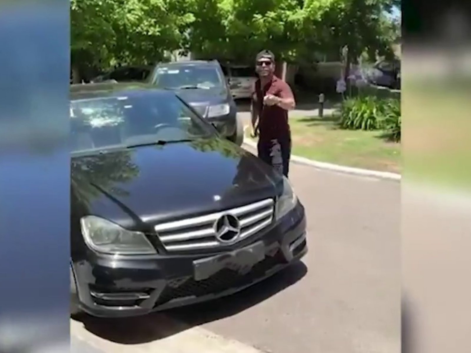 rompió el auto de un vecino con un palo de golf porque estacionó mal