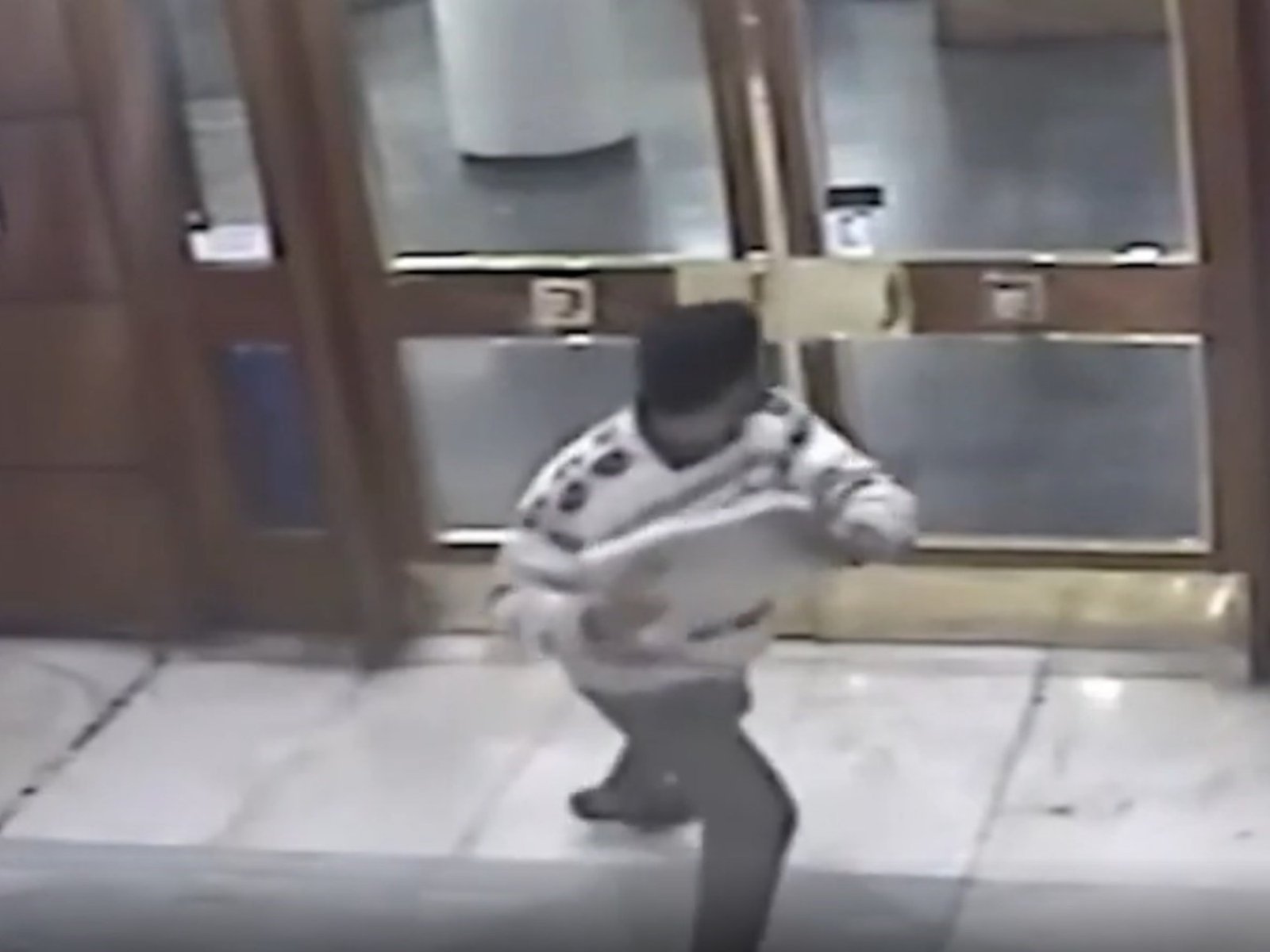 rompió los vidrios con una baldosa y apuñaló al encargado de un edificio