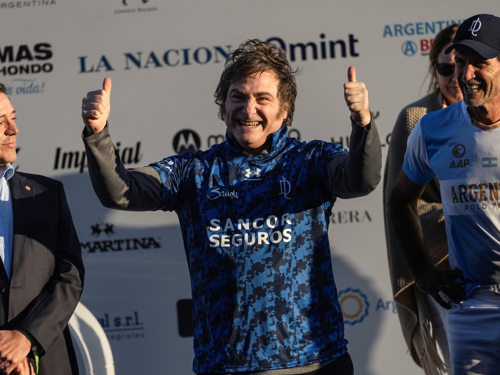 se llevó la camiseta que usó Adolfo Cambiaso y le entregó el trofeo a La Natividad