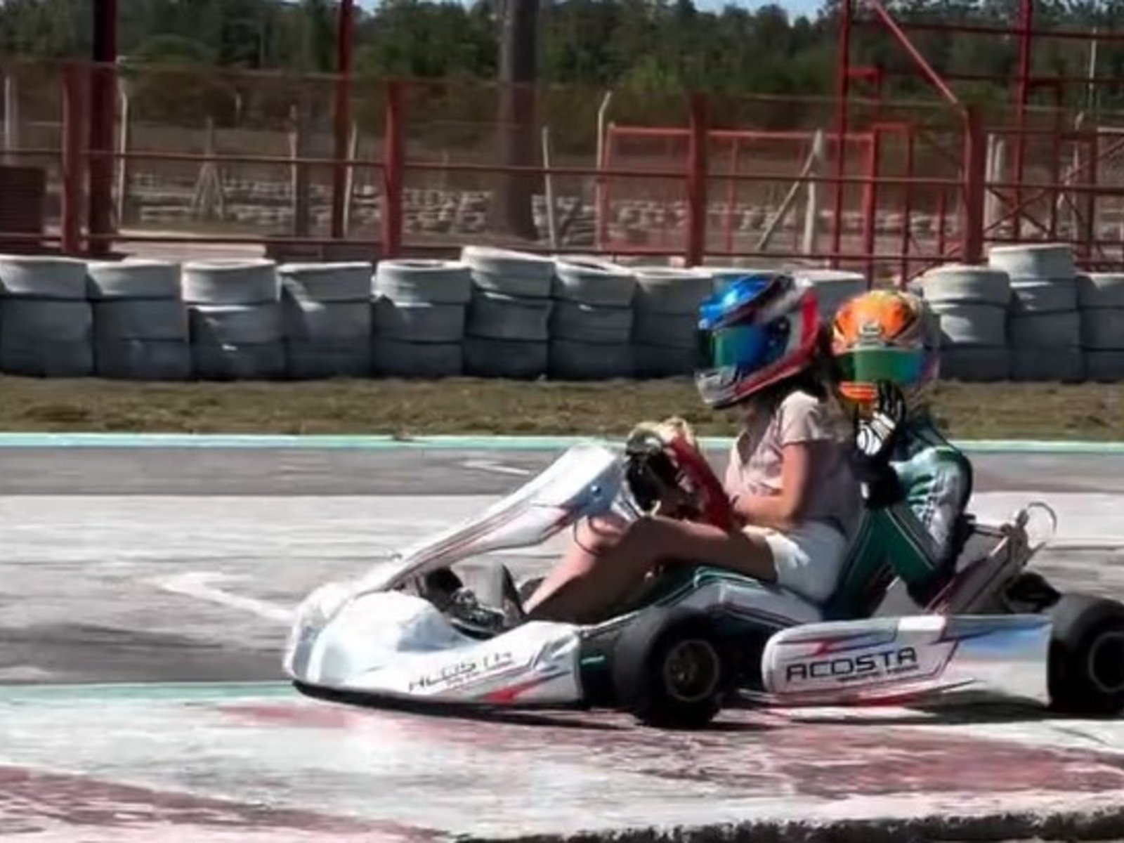 se subió a un karting, dio una vuelta con una pequeña fanática y se fue en una Ferrari