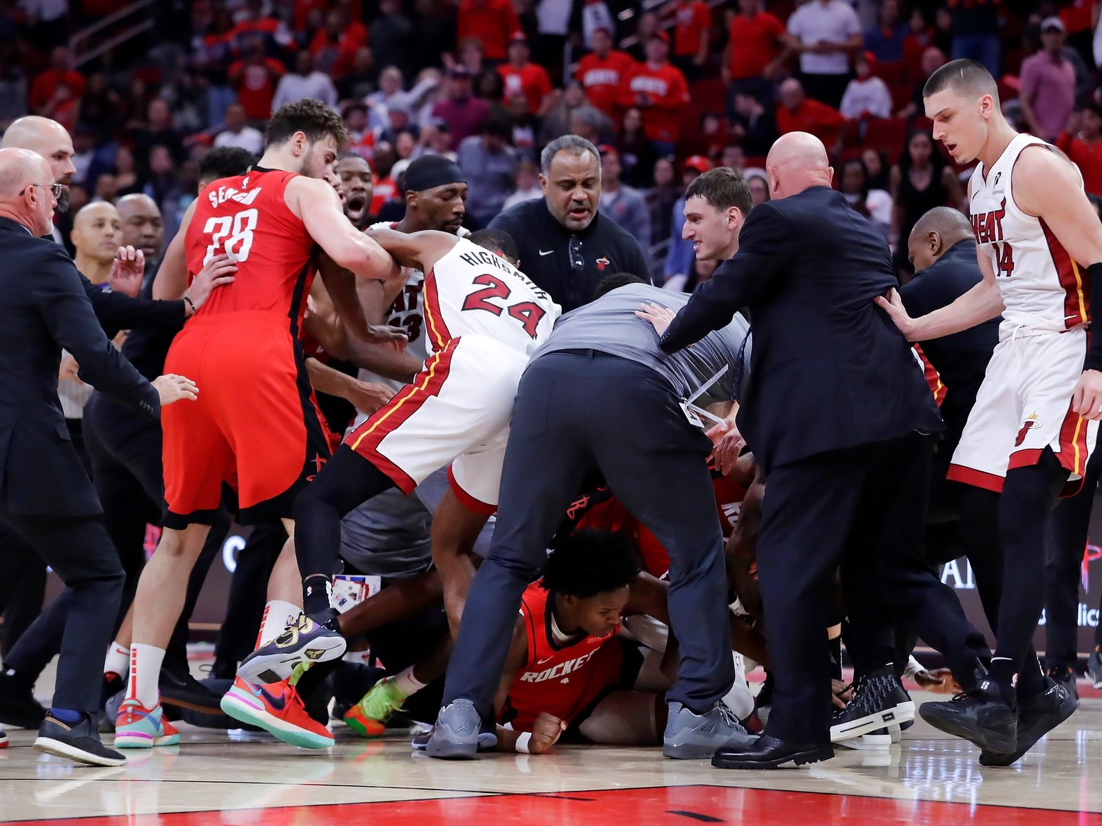 segunda batalla campal del fin de semana y siete expulsados en Houston Rockets vs Miami Heat