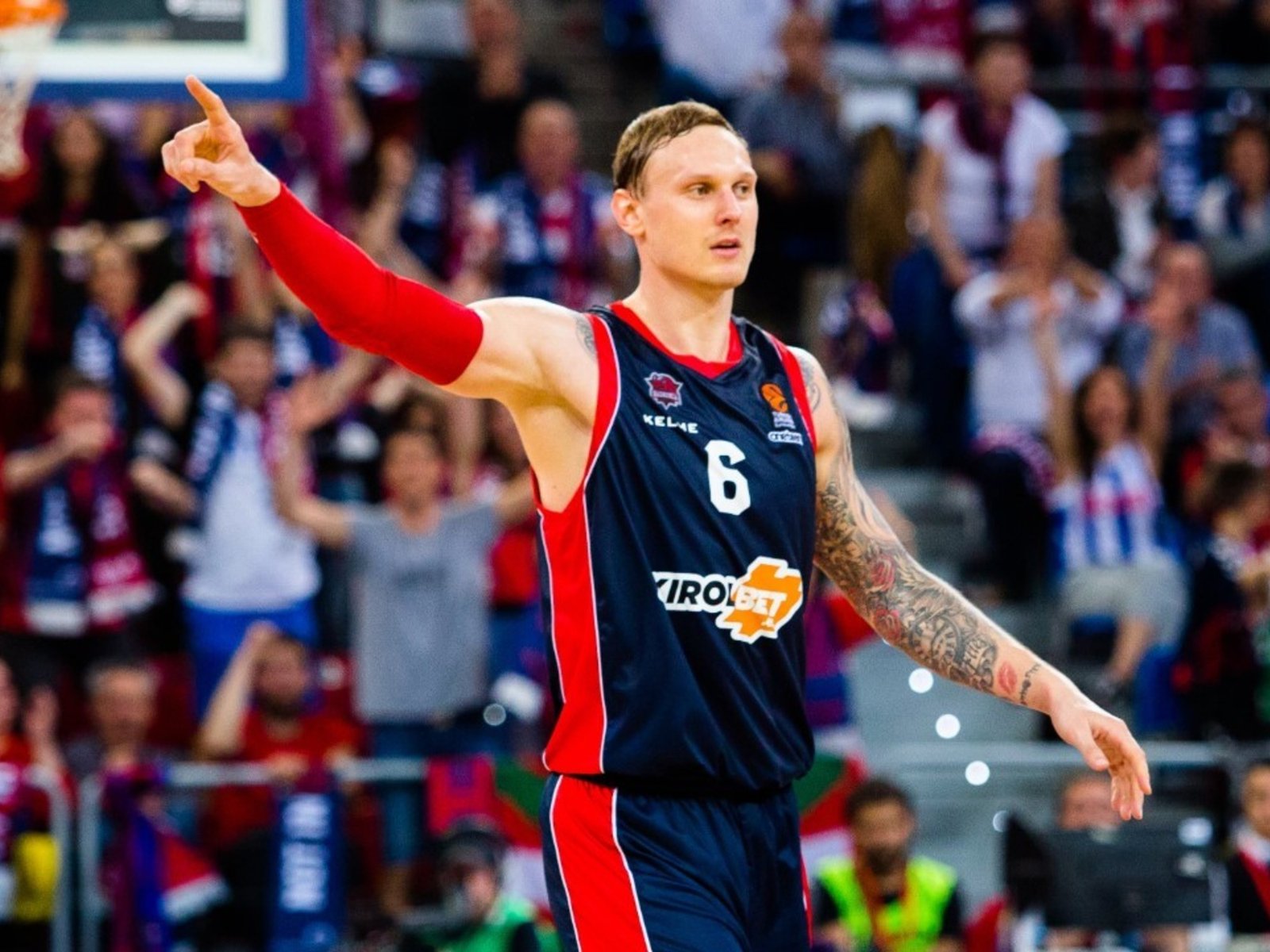 tras separarse de su esposa, lo encontraron sin vida en las calles de Moscú