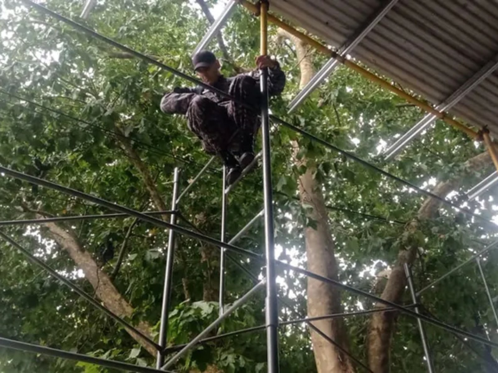 un empleado del servicio penitenciario se esposó a varios metros del altura por un reclamo laboral