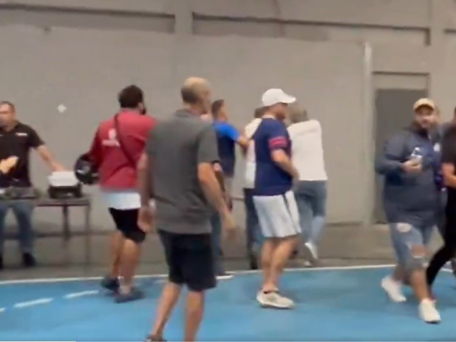 un grupo de hinchas irrumpió en la asamblea e increpó a los dirigentes, y para Moretti “hay una campaña” en su contra