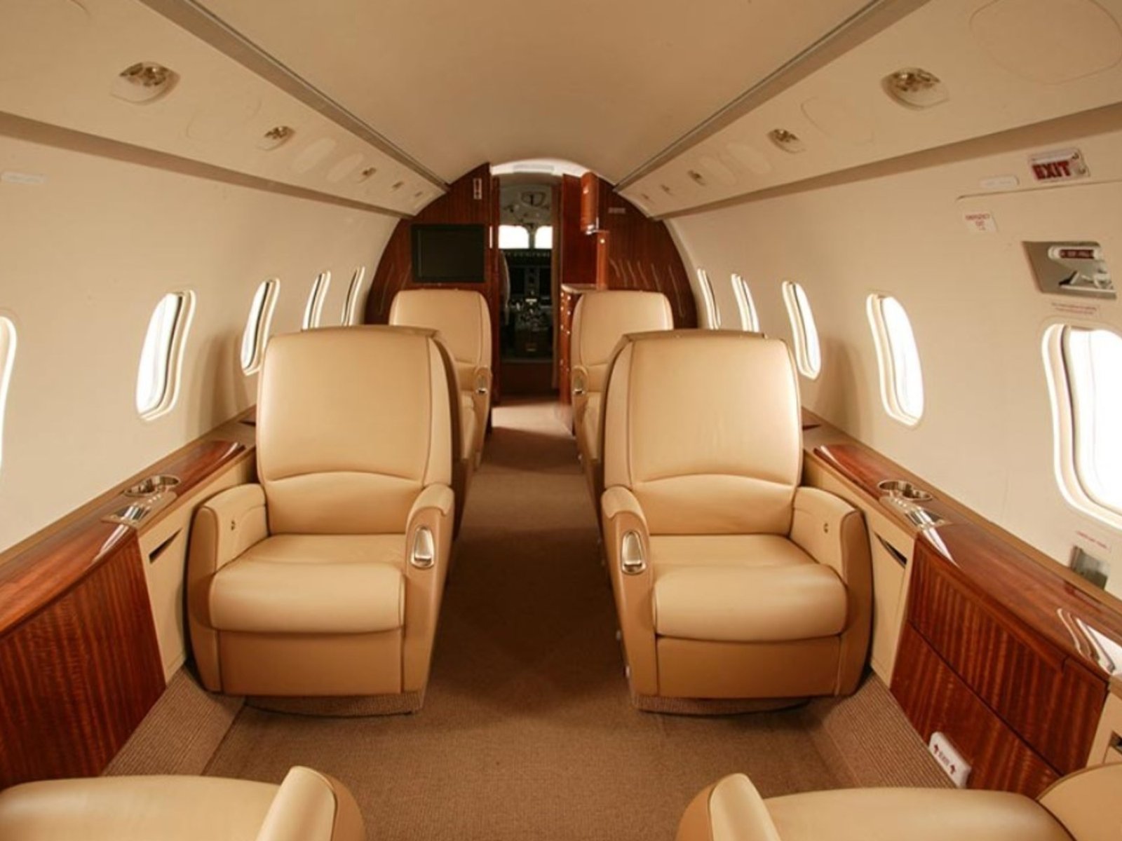 un jet mediano “muy seguro” para vuelos regionales y hasta 10 personas