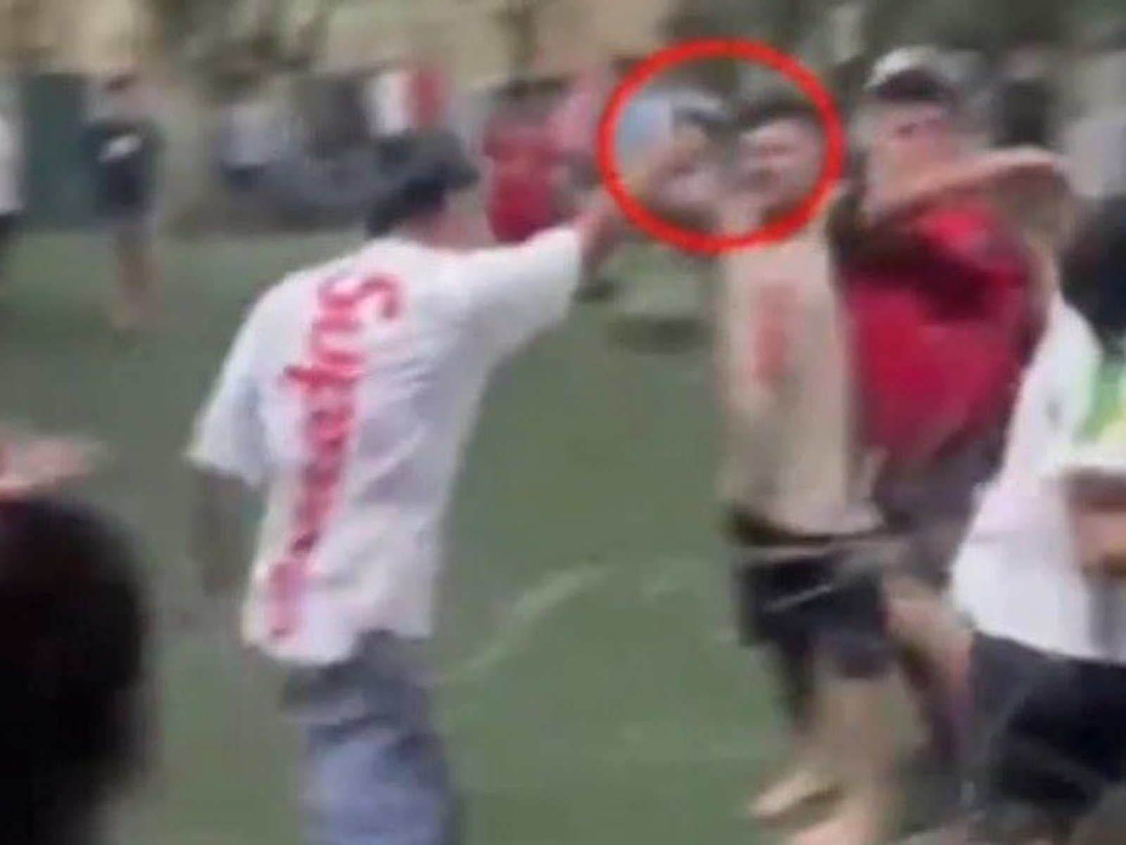 un joven sacó un arma y disparó durante una pelea en un partido de fútbol