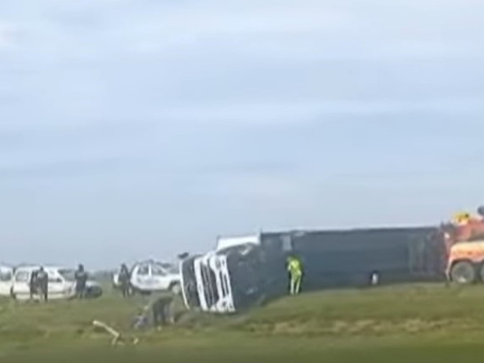 un muerto al volcar un camión que iba a Mar del Plata