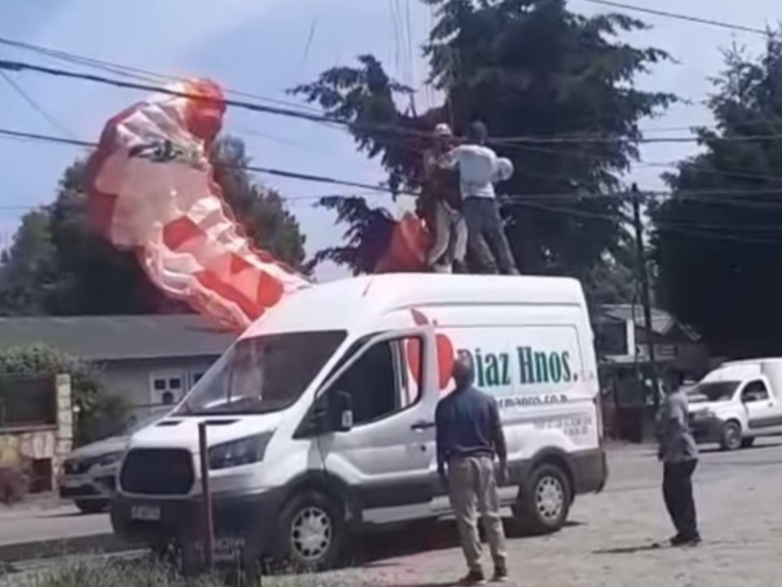 una turista hacía parapente en Bariloche, quedó enredada en los cables de electricidad y dejó a un barrio sin luz
