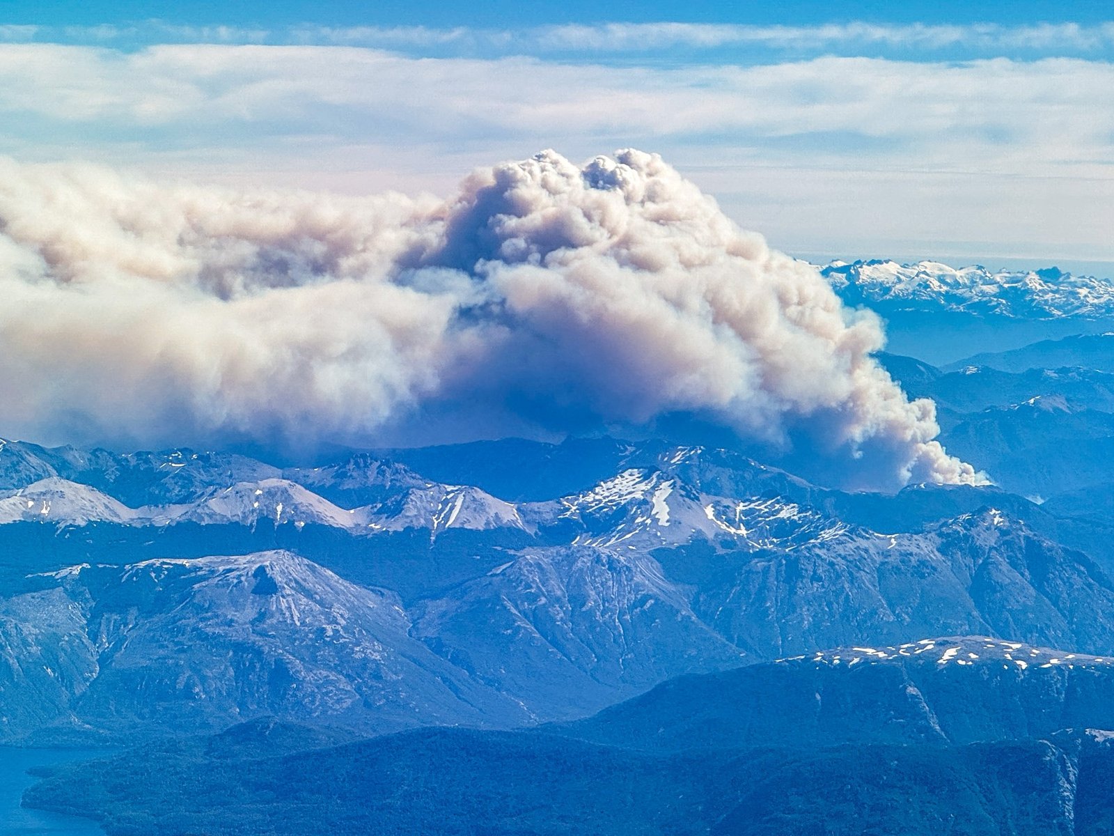 ya se quemaron 1.800 hectáreas al sur del Parque Nahuel Huapi y el clima dificulta el combate del fuego