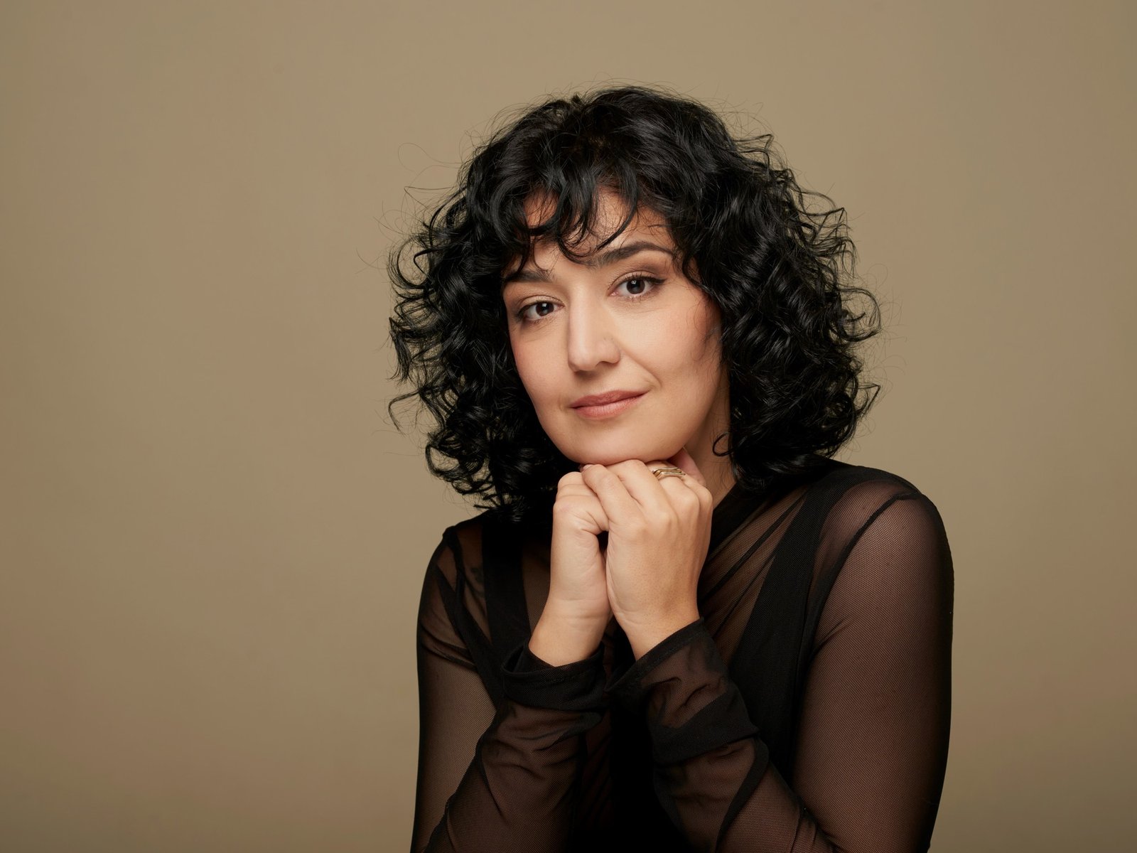 ¿Cómo amar en la era de las apps? Alaleh Nejafian propone coordenadas para no perderse