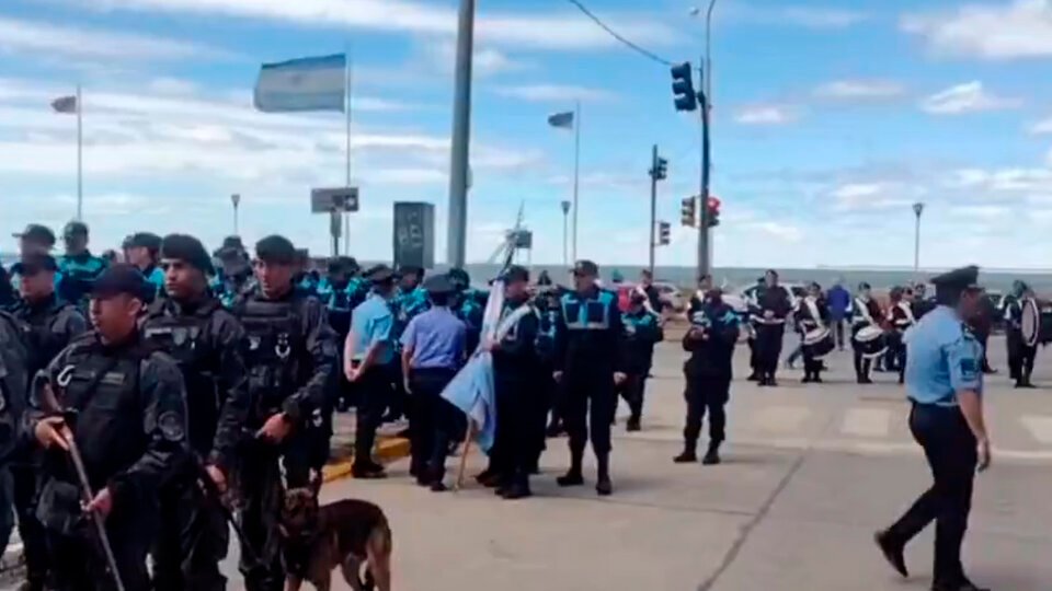 “¿Quién se ha tomado todo el vino?”: La pregunta de la Orquesta Policial de Chubut en el acto de recibimiento a Patricia Bullrich | La insólita canción elegida en Comodoro Rivadavia