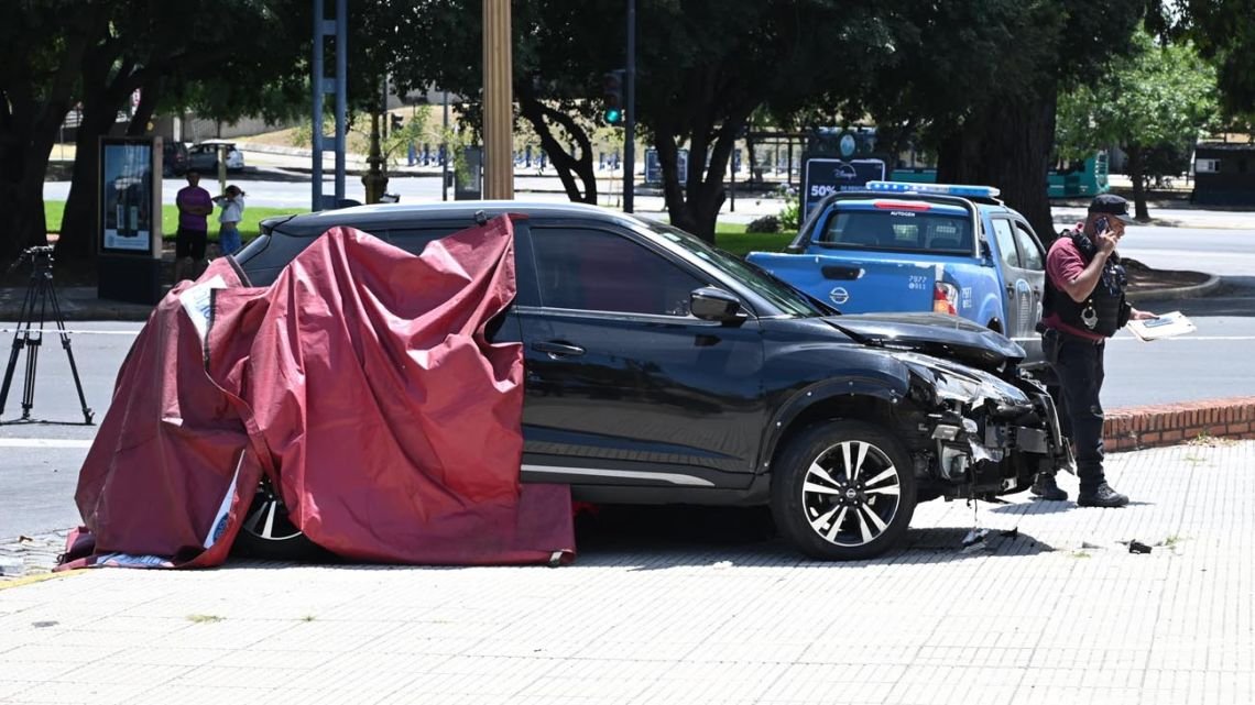 Accidente fatal en Recoleta: perdió el control del auto, se subió a la vereda y mató a un turista brasileño