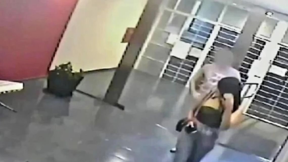 Algún besito y a dormir: acusan a una joven de haber drogado y robado a varios hombres desde una app de citas