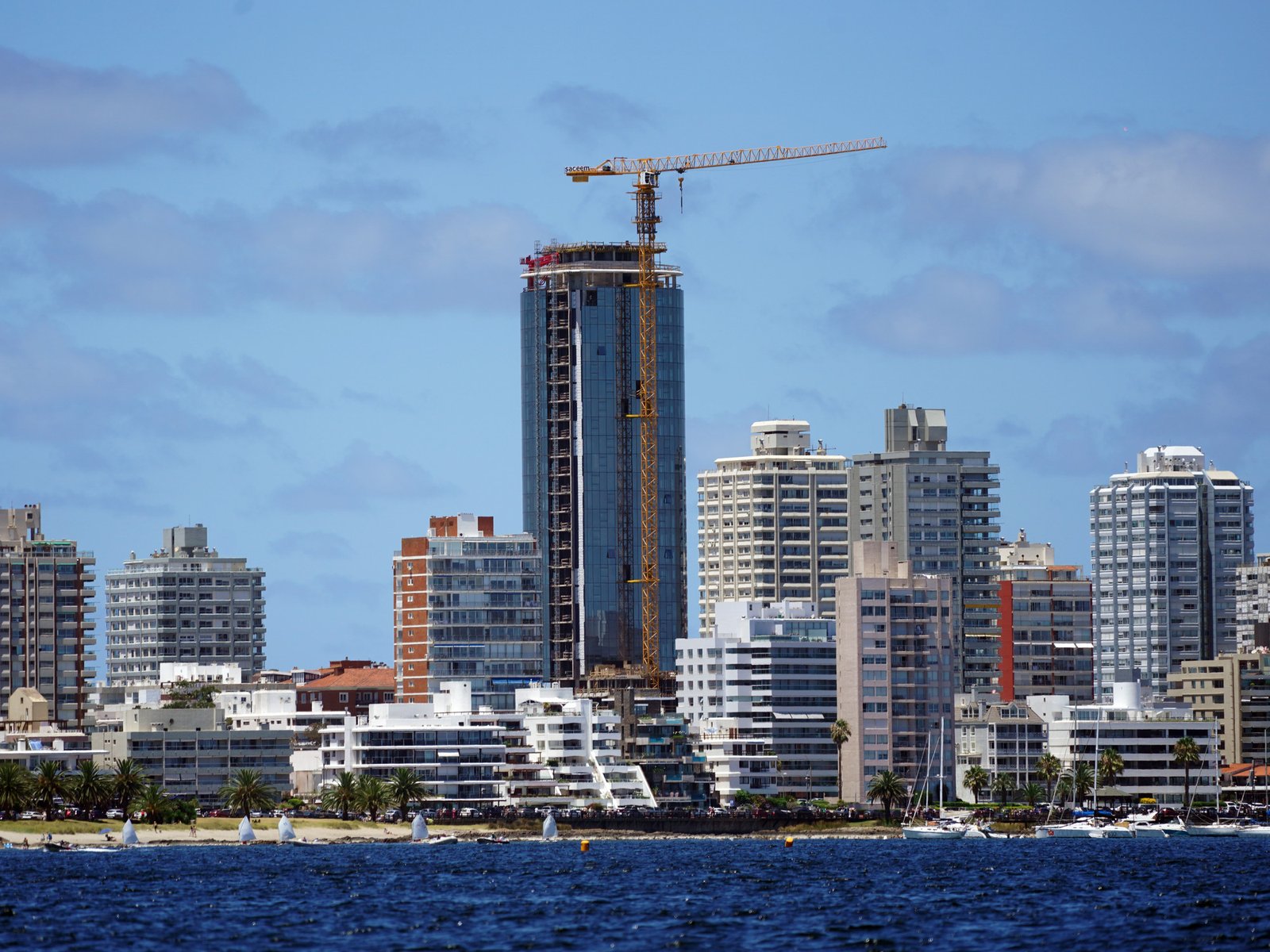 Así es por dentro el World Trade Center, primer edificio de oficinas que está en Punta del Este pero no en Uruguay
