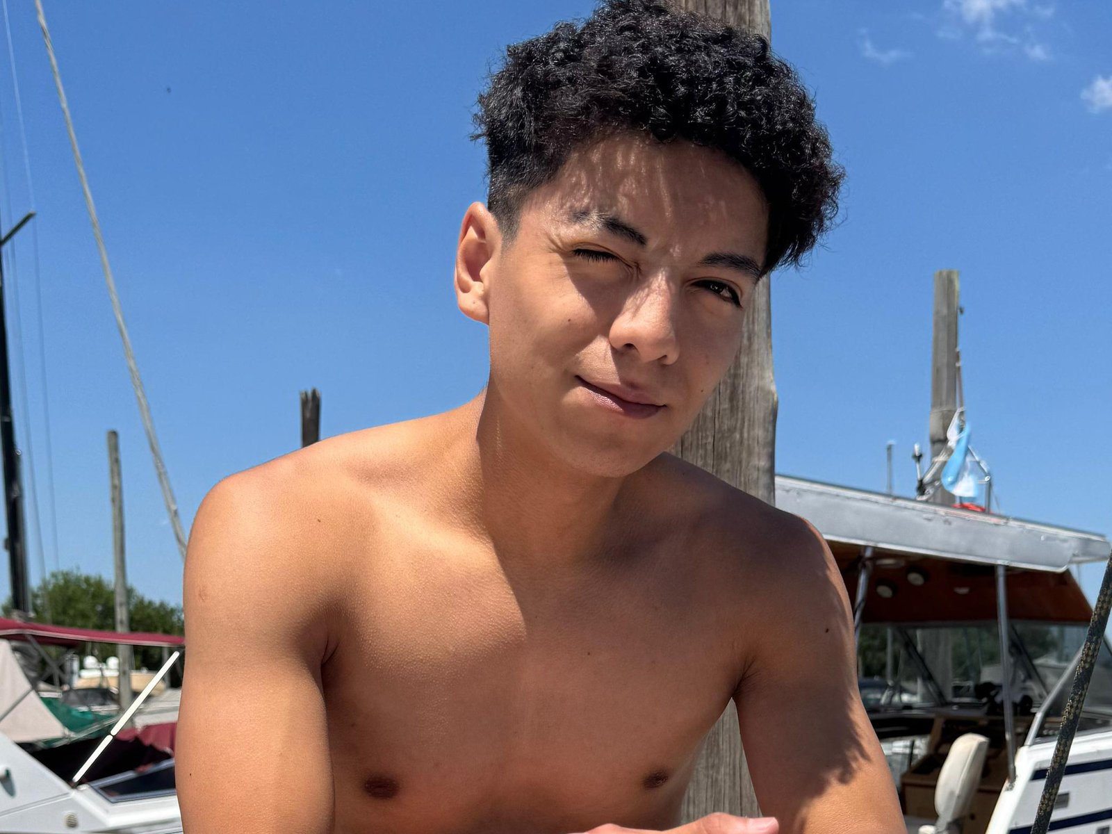 Buscan a un joven que salió a navegar con un amigo y su novia, se tiró al río en Olivos y no aparece