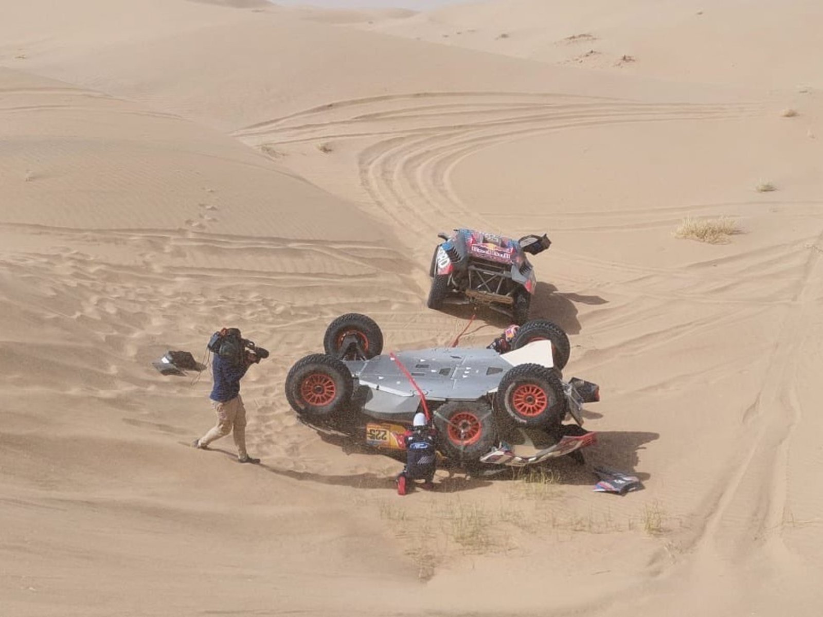 Carlos Sainz sufrió un terrible vuelco y la organización del Dakar no le permitió seguir compitiendo