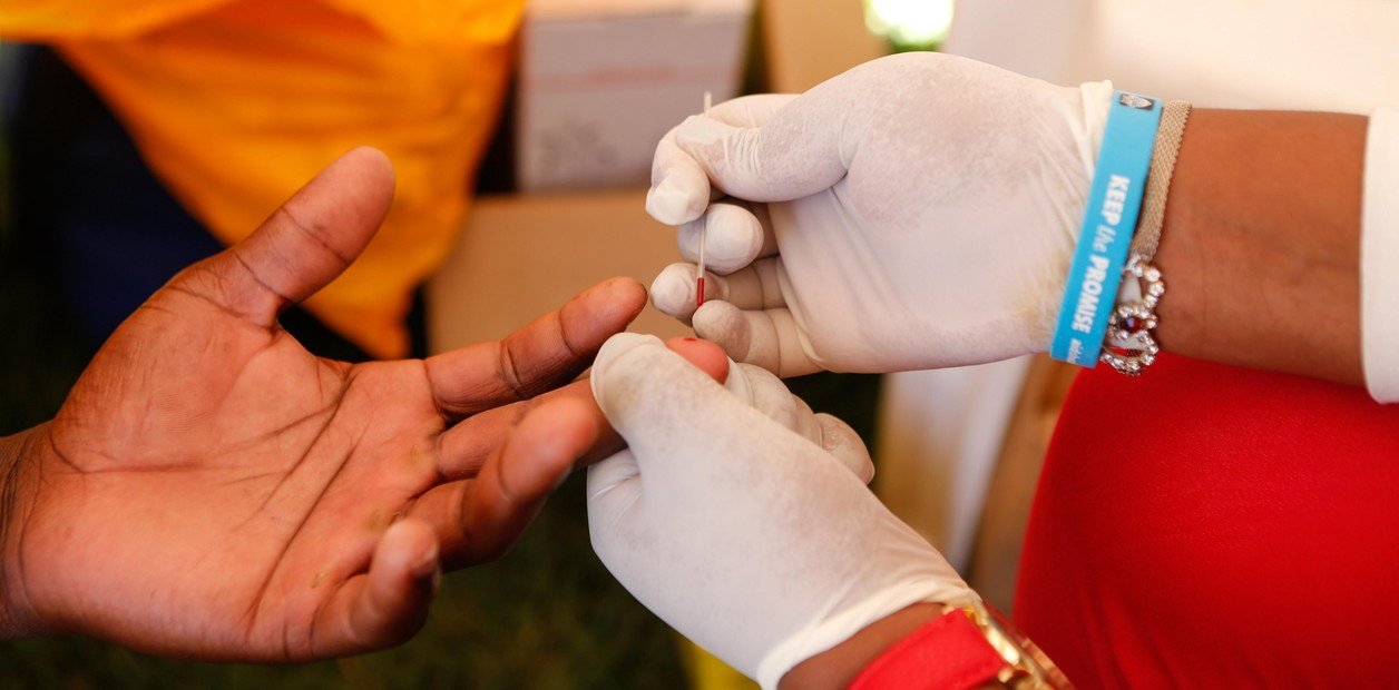 Casi la mitad de las pruebas de VIH se hacen tarde en el país y este sábado habrá un maratón de testeos