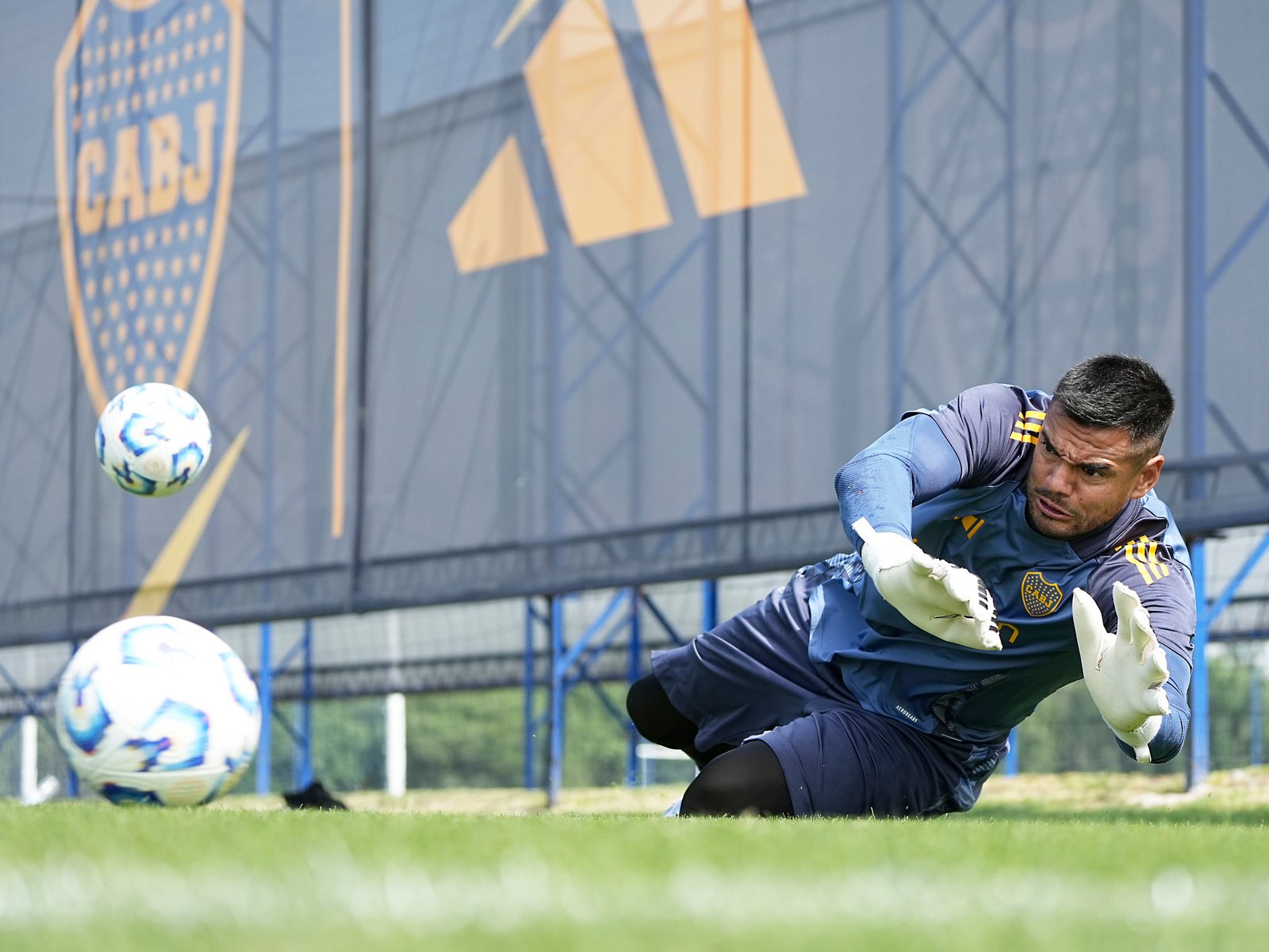 ‘Chiquito’ Romero se operará por segunda vez la rodilla y Gago buscará otro arquero en el mercado