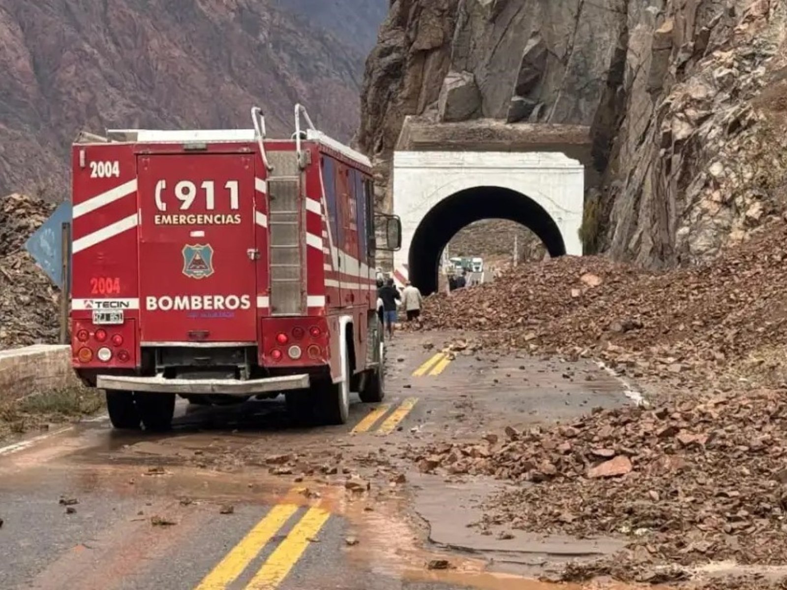 Cinco aludes dejaron intransitable la ruta 7 hacia Chile en Mendoza: quedaron autos aislados