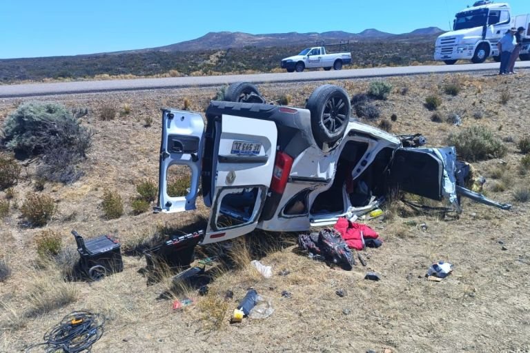 Cinematográfico accidente: chocó, huyó en tres ruedas y terminó volcando