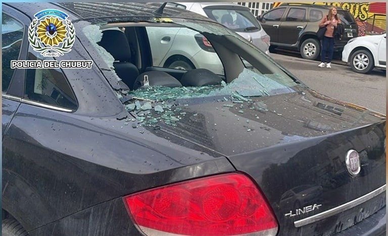 Comodoro: lo detuvieron por conducir borracho y rompió la luneta de un coche de una piña