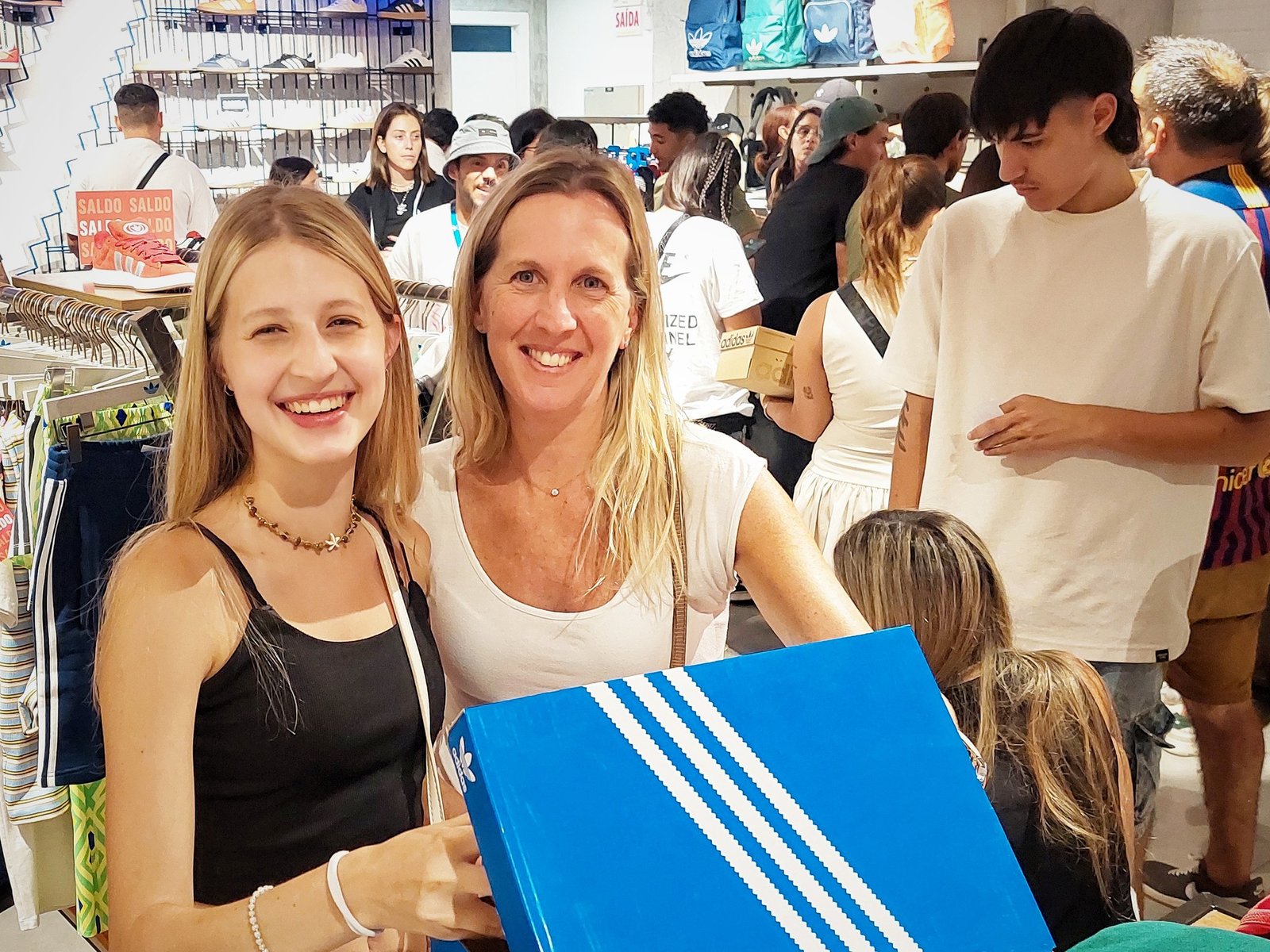 “Dale, comprá”, la frase de moda de los argentinos en Florianópolis que arrasan con la ropa, los termos y las ojotas