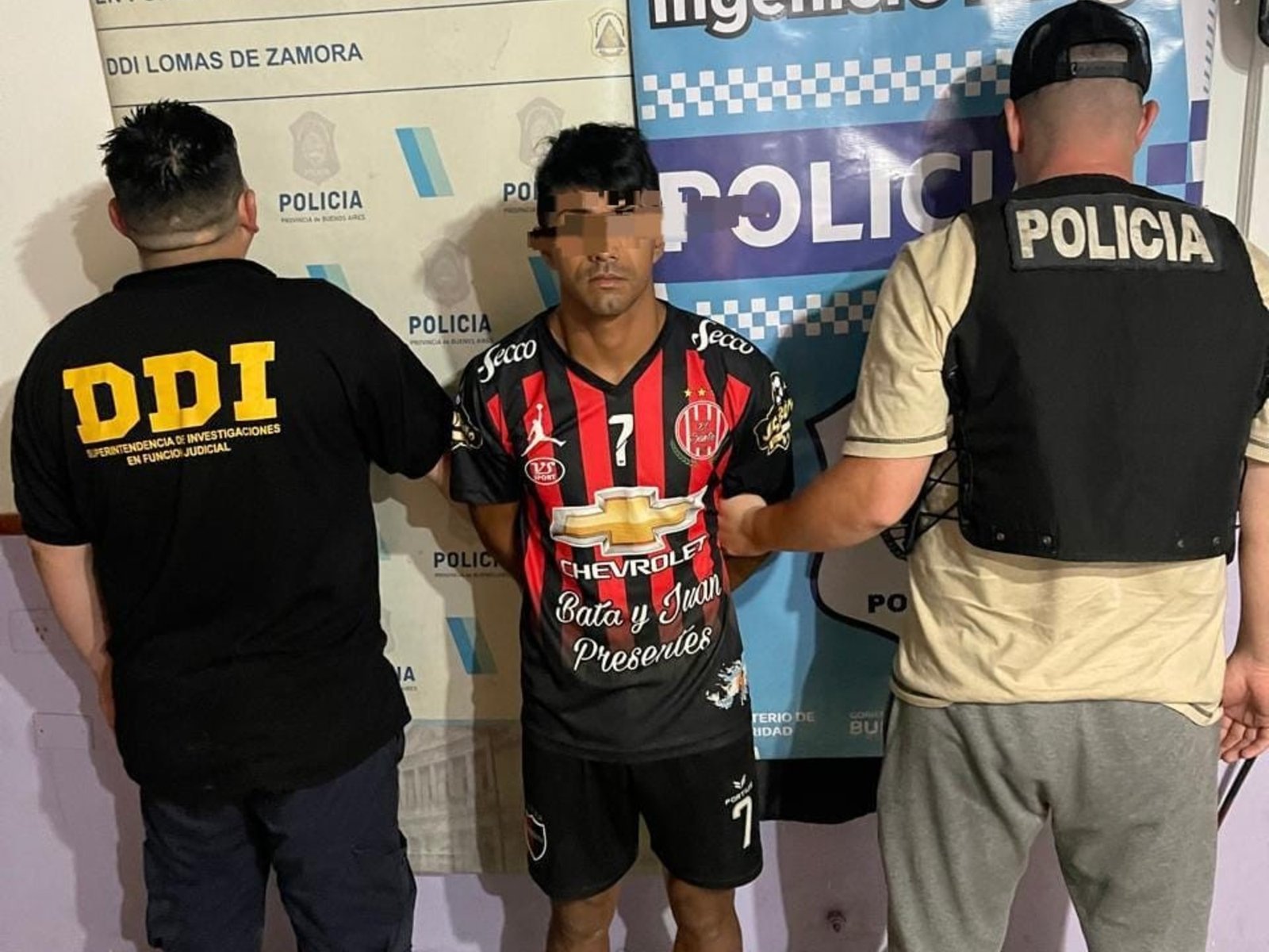 Degolló a su novia en un hotel alojamiento y escapó saltando un paredón