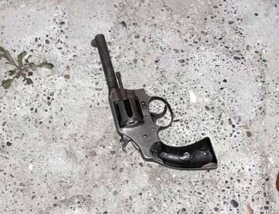 Detienen a un hombre y le secuestran un revólver por un confuso caso de amenazas y tiros en barrio de Trelew