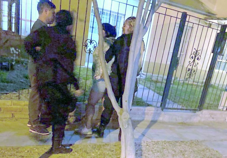 Detienen a una mujer luego de “descartarse” de una pistola cargada con una bala