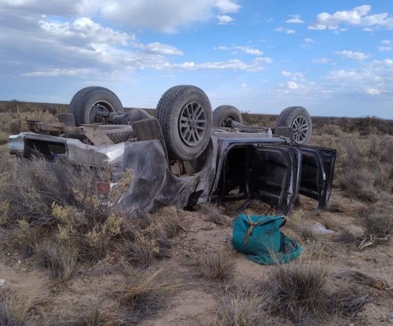 Dique Ameghino: Dos personas con politraumatismos por un vuelco