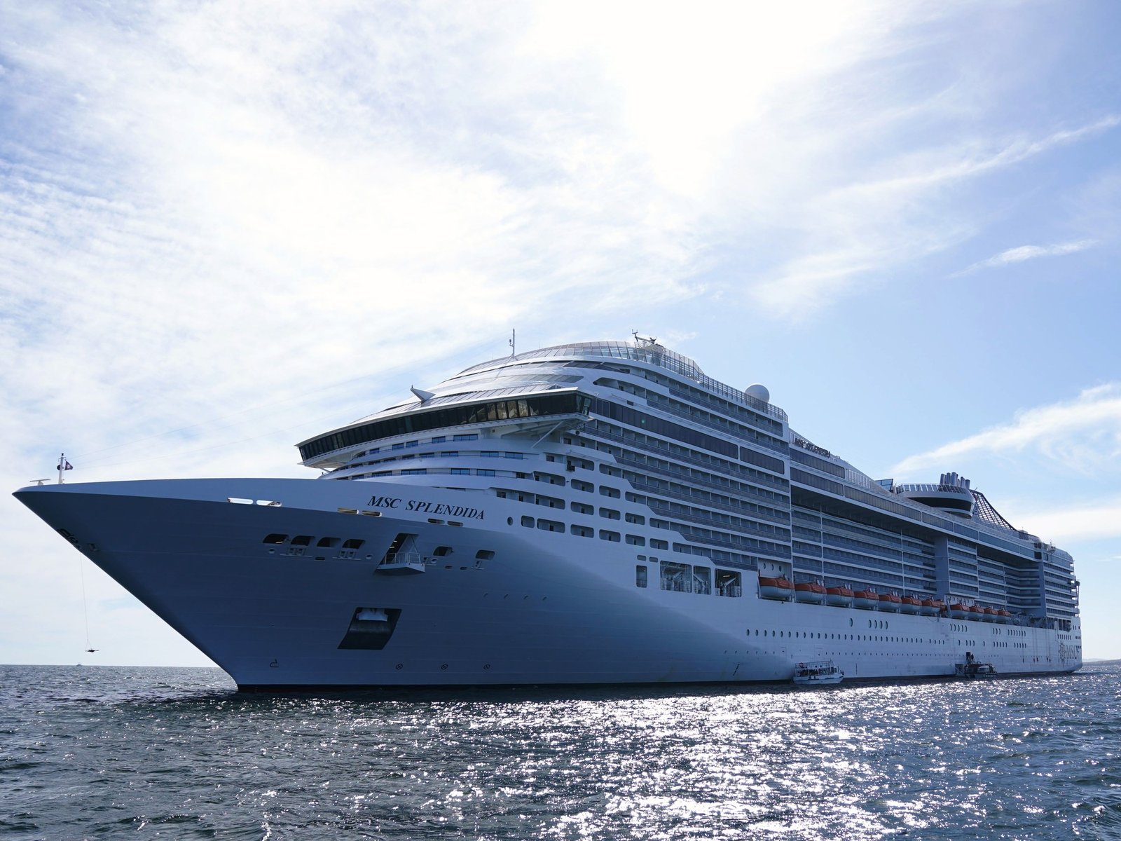 Dos argentinos cuentan cómo es vivir y trabajar en el crucero de lujo que debutó este verano en la ruta Argentina – Uruguay