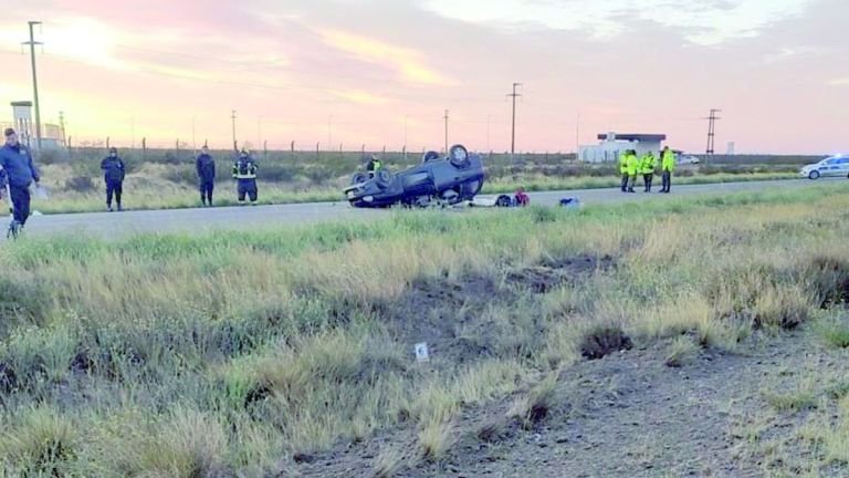 Dos mujeres y dos niños fueron internados en el hospital tras un vuelco de auto en la doble trocha a Madryn