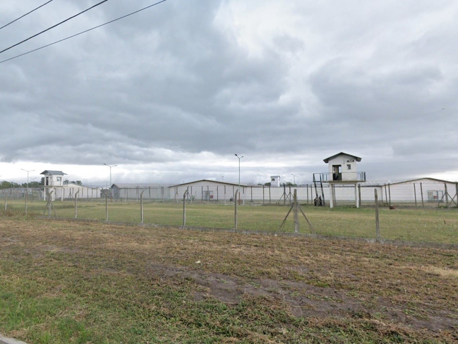 Dos presos intentaron fugarse de una cárcel en un Uber, pero fueron recapturados