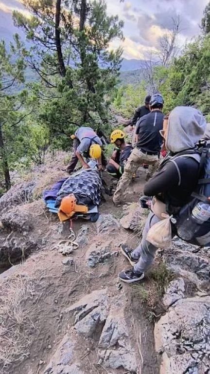 El Bolsón: Un turista sufrió fractura expuesta de cadera al ser alcanzado por una roca en un sendero