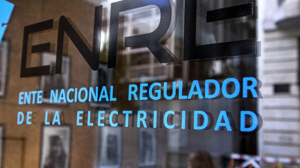 El ENRE pagó un sobreprecio de 88 millones de pesos por diez camionetas | Ya hubo un caso similar en la compra de cafeteras