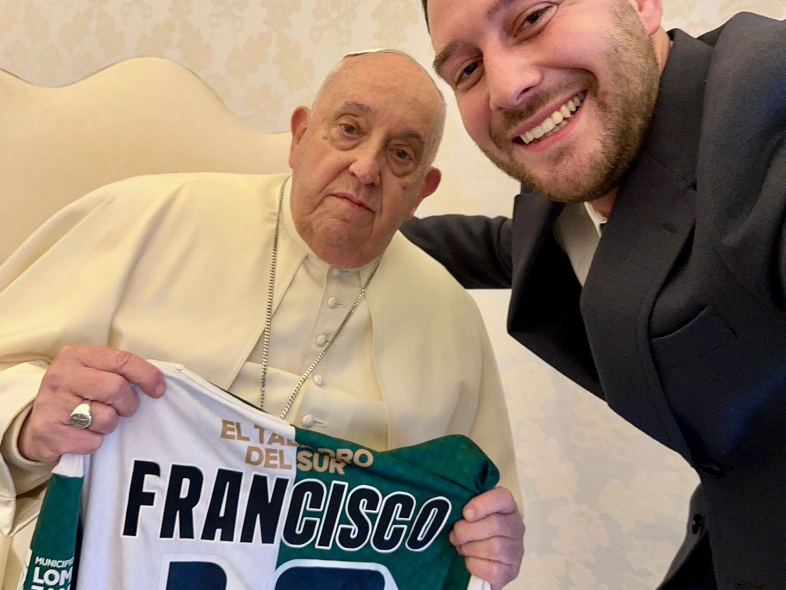 El Papa Francisco recibió al presidente de Banfield, firmó una camiseta con su nombre y entregó su bendición para el club