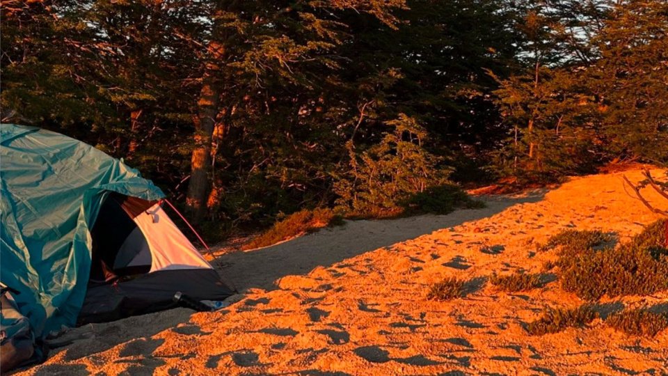 El álbum de fotos de Juliana Awada en el camping prohibido y la doble vara de Parques Nacionales | La impunidad quedó posteada en Instagram