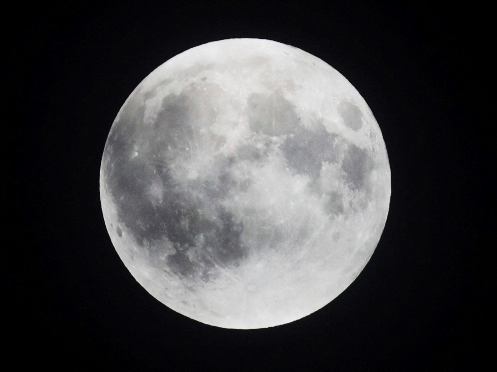 El curioso fenómeno por el que la Luna sería más vieja de lo que se creía y cómo llegaron a averiguarlo