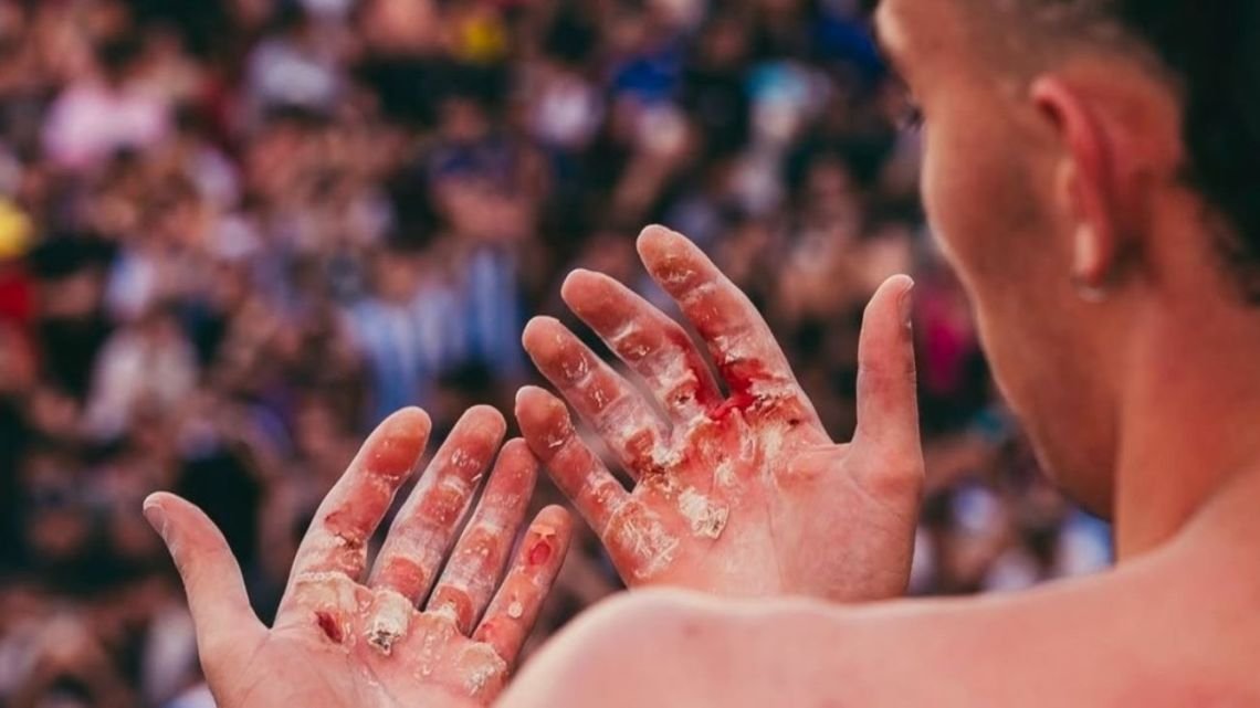 El influencer Gero Arias juntó miles en el Obelisco por el Año Nuevo: por qué terminó con las manos sangrantes