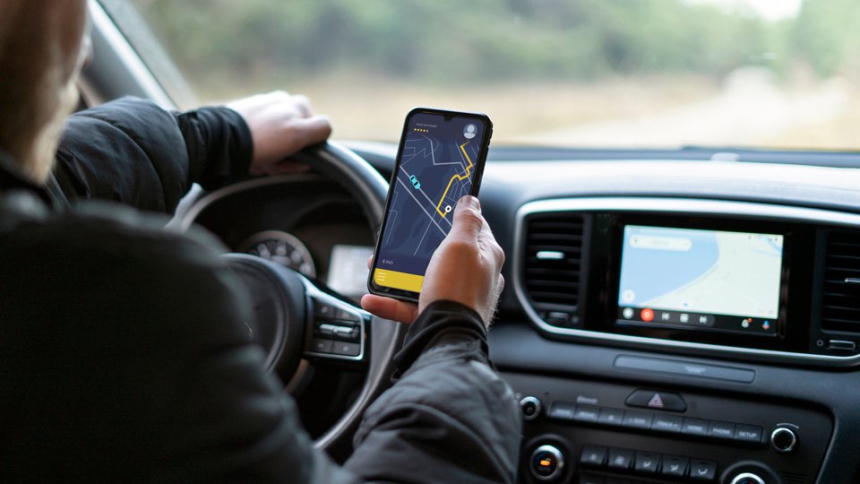 El país de Milei: profesionales que manejan Uber y pedalean sin parar para comer  | La vara de expectativas cada vez más baja