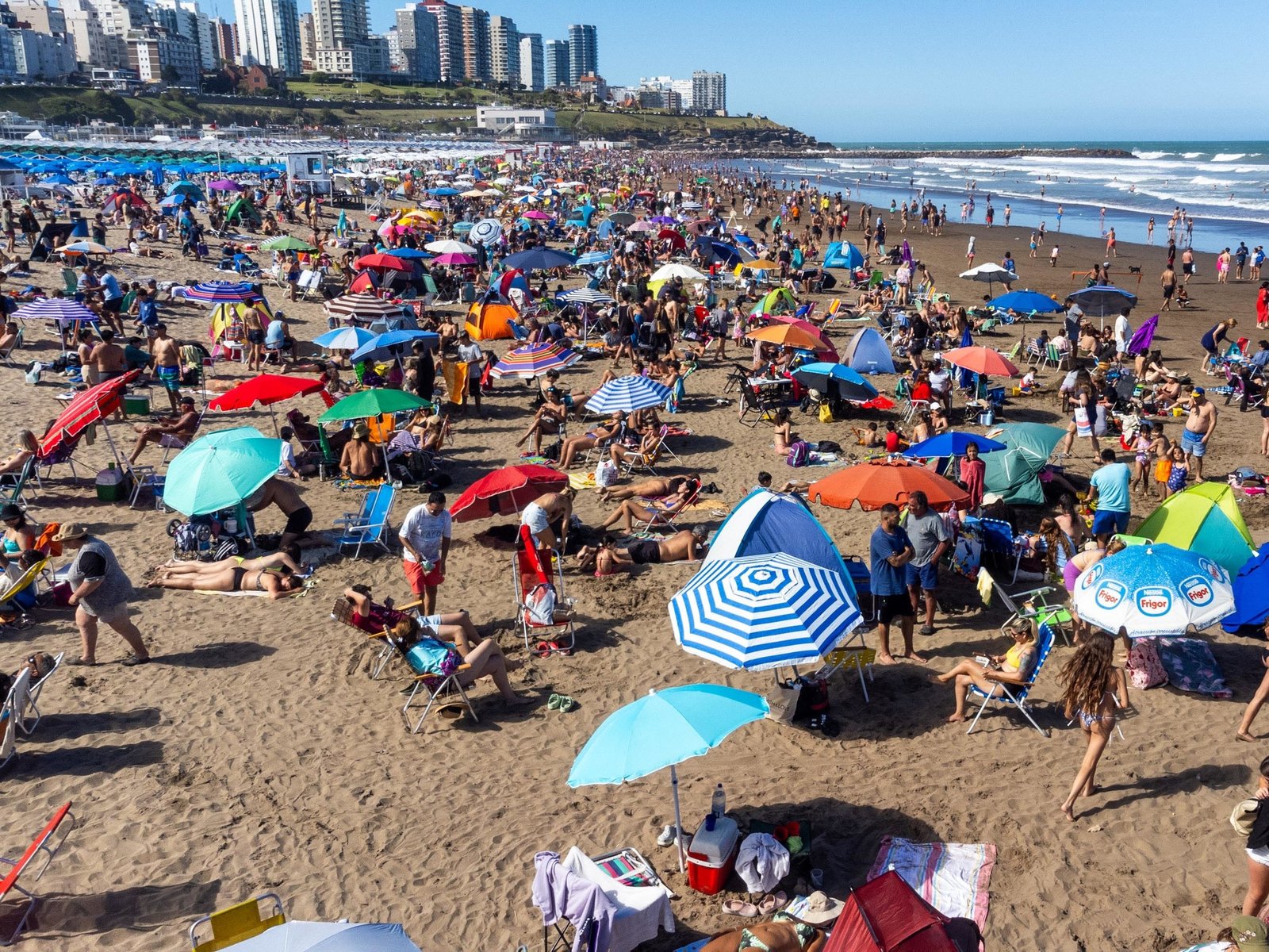 En Mar del Plata salió el sol pleno por primera vez en enero, se llenó la playa y ahora sólo falta un detalle